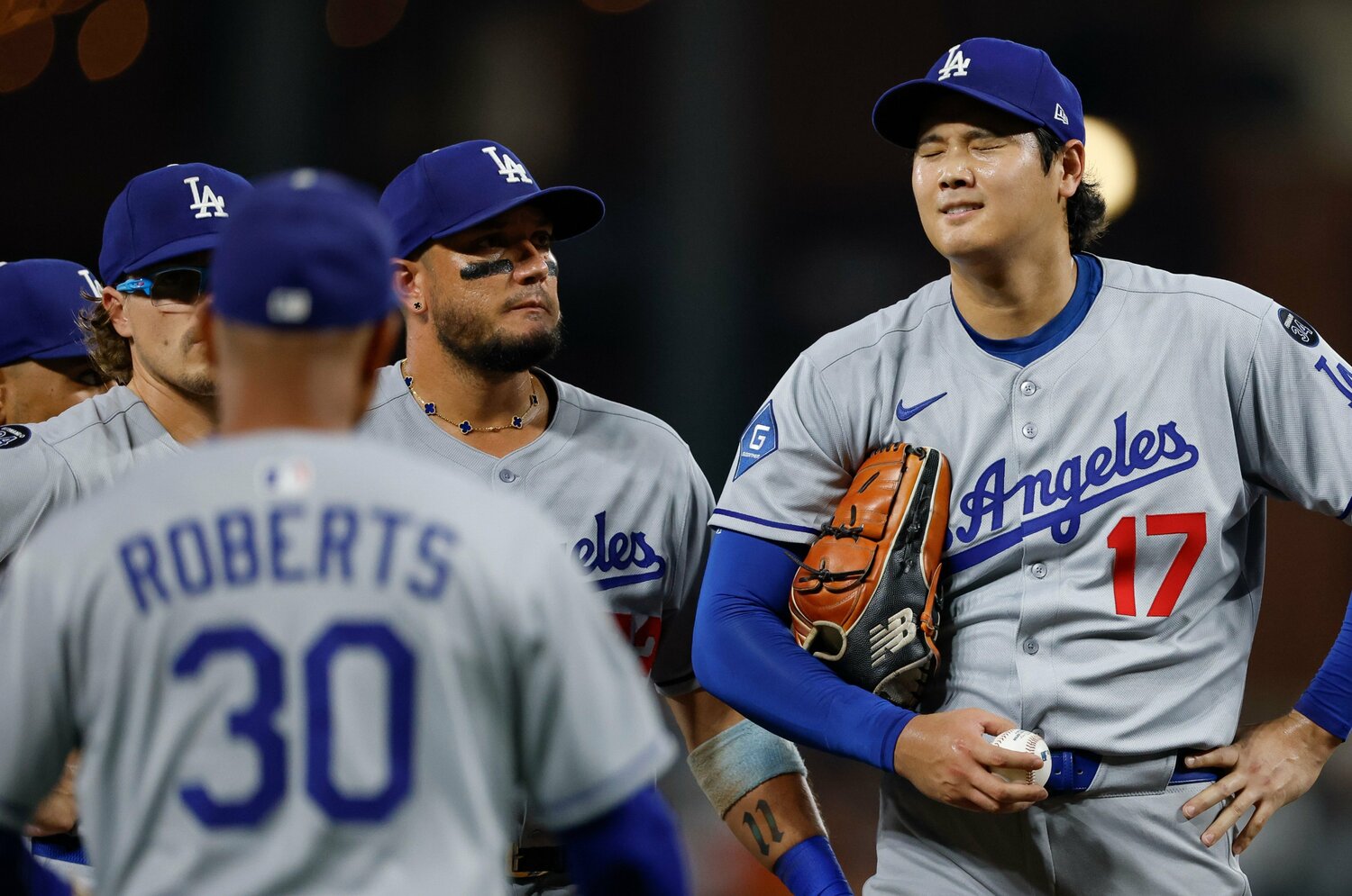 「ロバーツ監督、ピッチャー交代が昔から下手…」NHK解説者が疑問視、“ドジャース監督の投手起用ミス”「7年前も悲劇」「最後は“クローザー大谷翔平”だ」＜Number Web＞ photograph by Getty Images