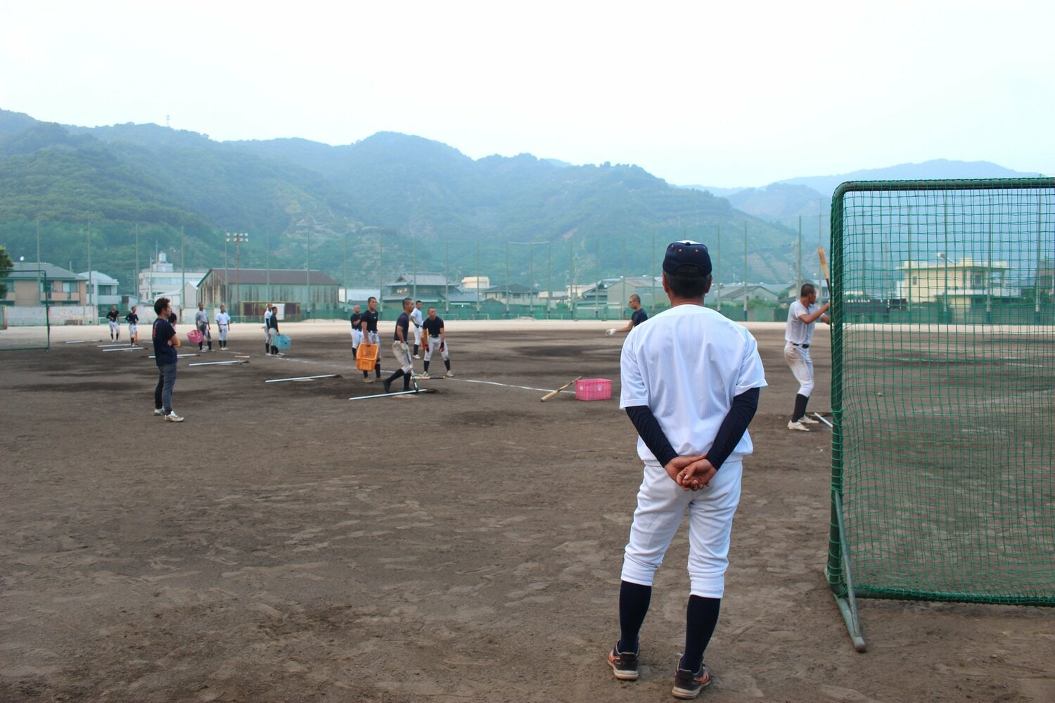 箕島高校、現監督の北畑清誠（手前）は熱心に選手を指導する　©NumberWeb