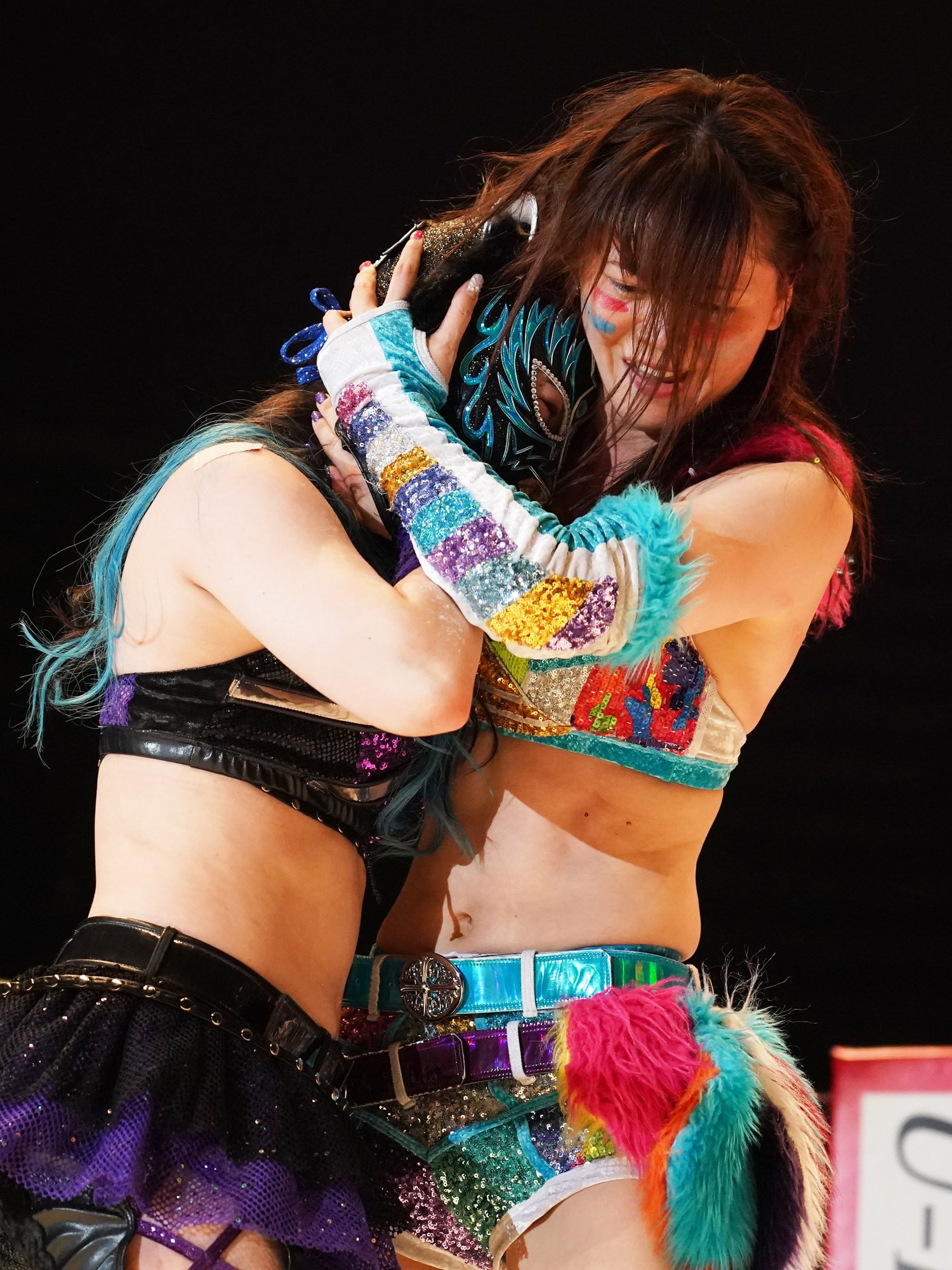 STARSへの帰還を拒否したキッドを抱きしめる岩谷