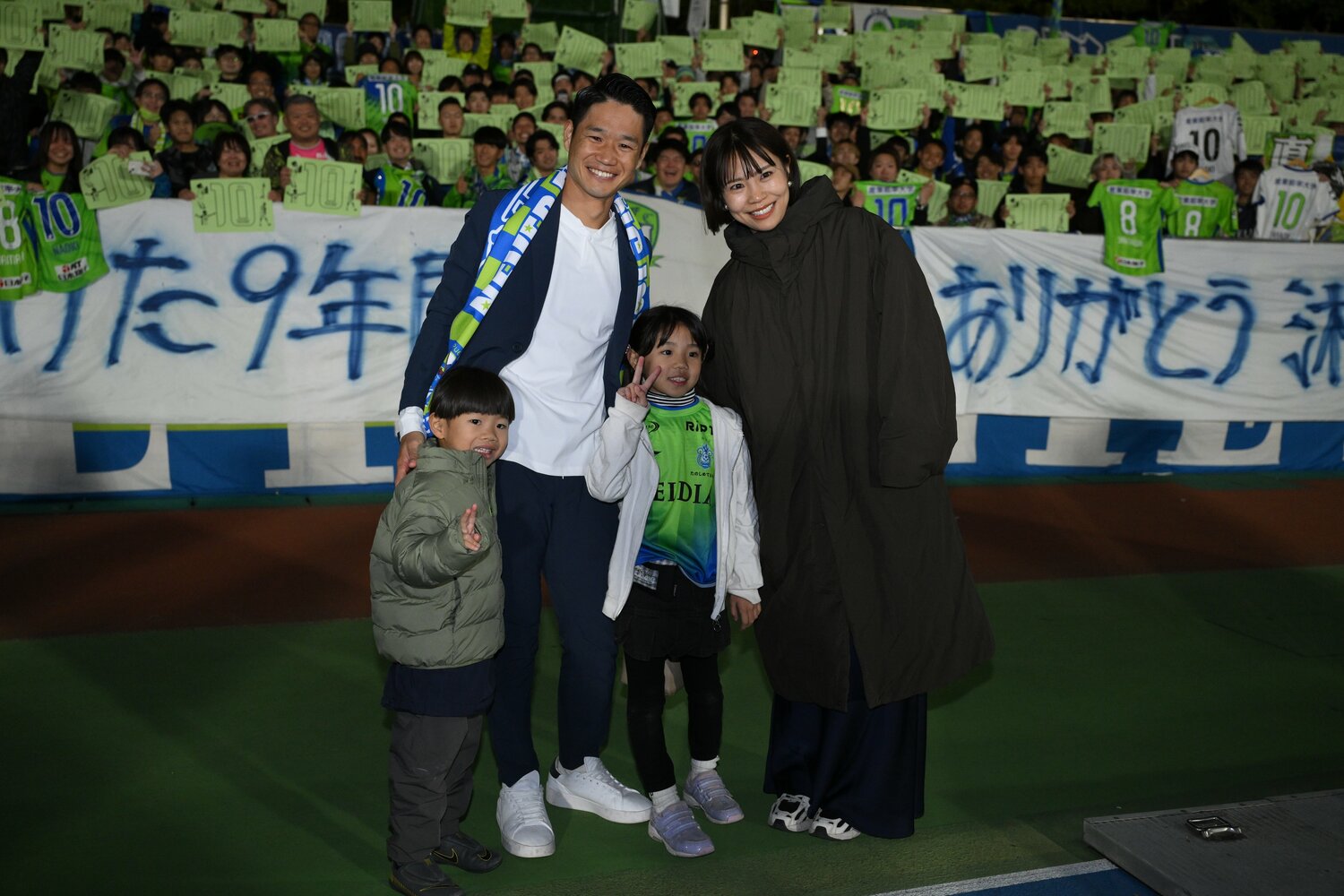 昨季限りで9シーズンにわたってプレーした湘南ベルマーレを退団した山田直輝。サポーターに挨拶し、家族と記念撮影　©︎J.LEAGUE