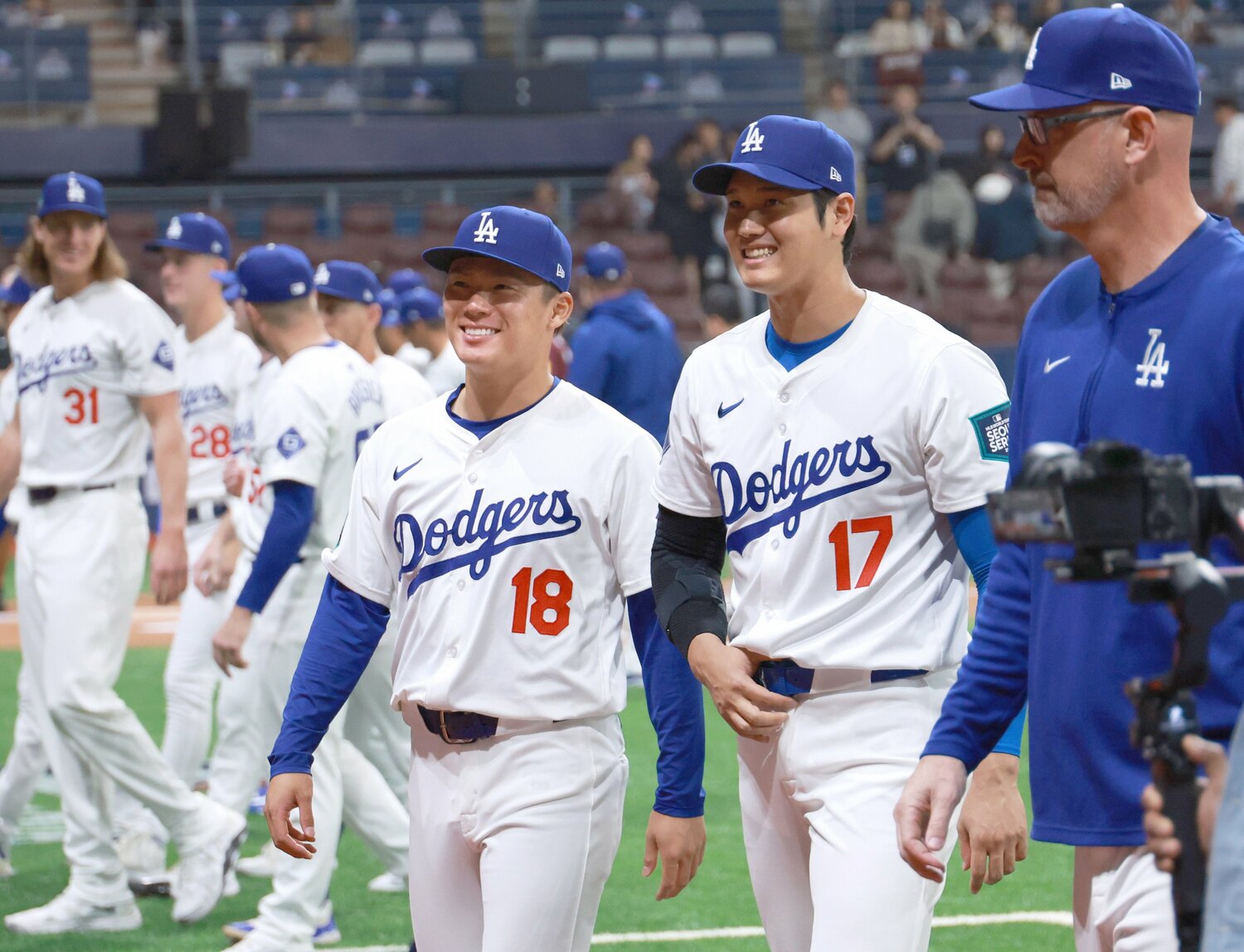 エキシビションマッチで国歌斉唱を終え、ベンチに戻る大谷と山本。山本は21日の第2戦に先発予定　©JIJI PRESS