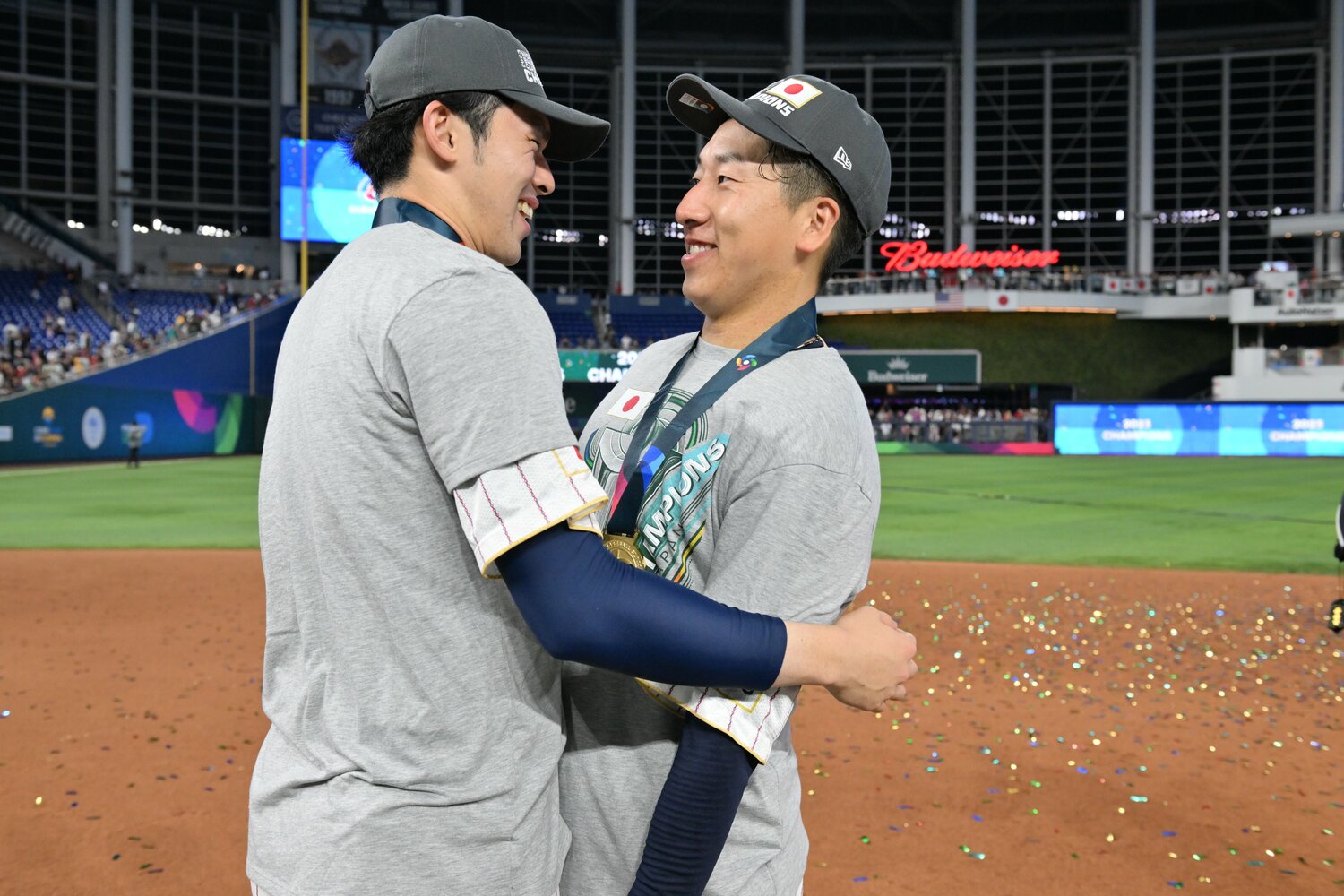 優勝セレモニーでの佐々木朗希と大勢（23歳）　©Naoya Sanuki