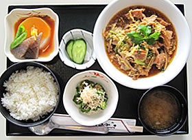 <昼> KU御膳(鶏の親子煮、味噌おでん、オクラのおかか和え、ごはん、味噌汁)