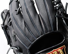 転がってきたバスケットボールを見て、グラブの開発担当者がひらめいた……「これこそ探し求めていた素材だ」と。強くて軽くて耐久性のある素材、それがスーパースキンだ。