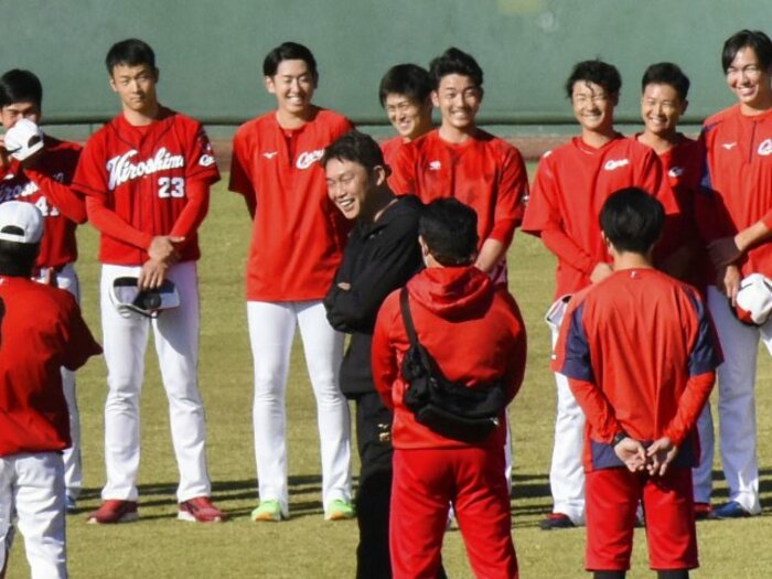 「褒めて伸ばす」新井貴浩新監督のもと、活気に満ちた広島の秋季キャンプで感じた強い組織に生まれ変わる予感＜Number Web＞ photograph by KYODO