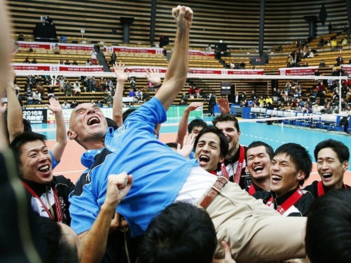 外国人監督は日本バレーを変えるか。初優勝、豊田合成の“コンセプト”。<Number Web> photograph by Kyodo News