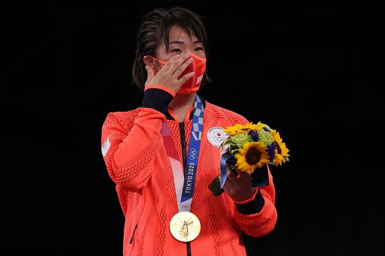 金メダルを獲得し感極まる川井。現役選手としても、子供たちの指導者としても、さらなる活躍が期待される　©Getty Images