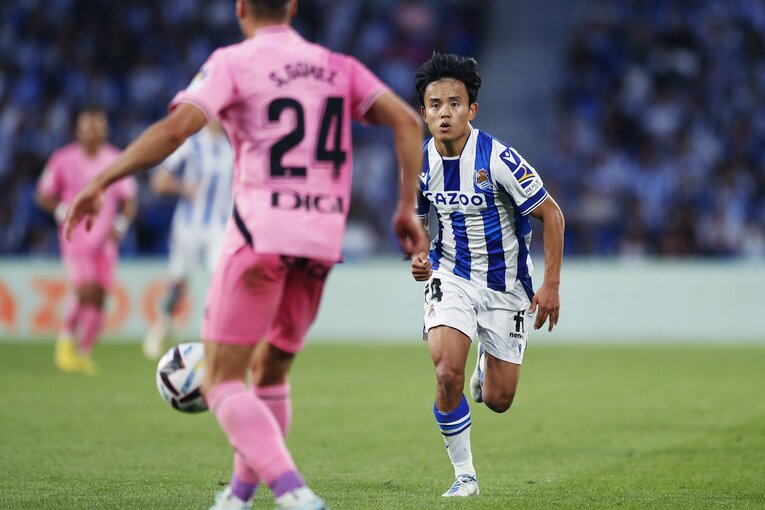 「KUBOコール」や「武房、シャツくれませんか」日本語メッセージの少年、猛プレスに感謝のハグ…“久保建英リーガ100戦目の進化”を撮った(52)