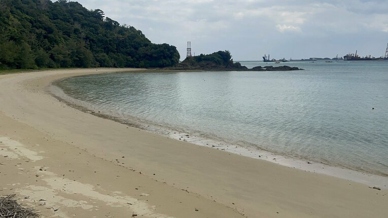 学校の前には海が広がる　©Fumi Sawai