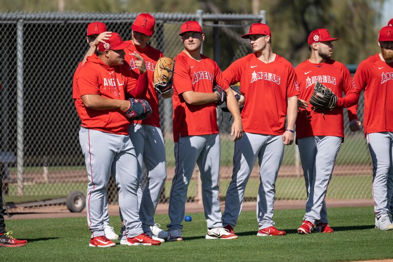 ベネズエラのホセ・スアレス投手とじゃれあう大谷　©Nanae Suzuki