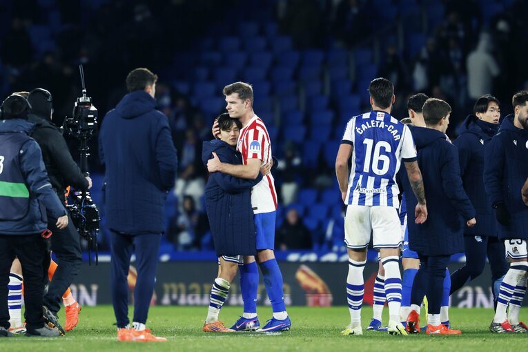 ソシエダでかつてコンビを組んだセルロートとハグ　©Daisuke Nakashima