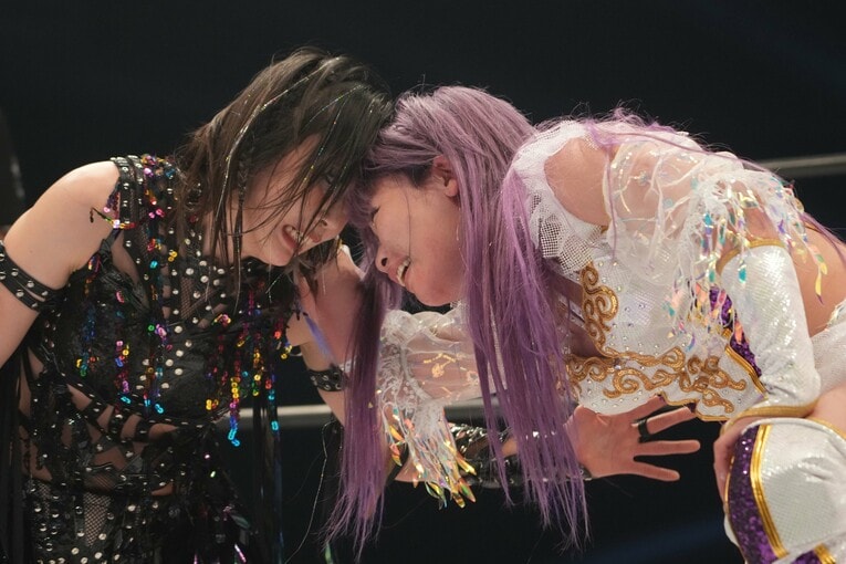 意地を見せる上谷沙弥と中野たむ　©Essei Hara