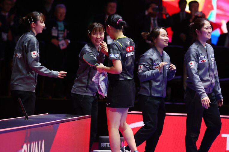 世界卓球団体決勝の中国戦で張本美和（15歳）をねぎらう平野美宇、伊藤美誠ら（1枚目）　©AFLO