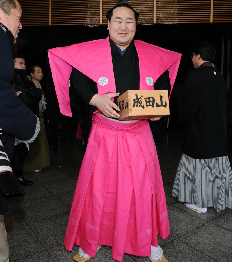 成田山で豆まきしてご機嫌　©BUNGEISHUNJU