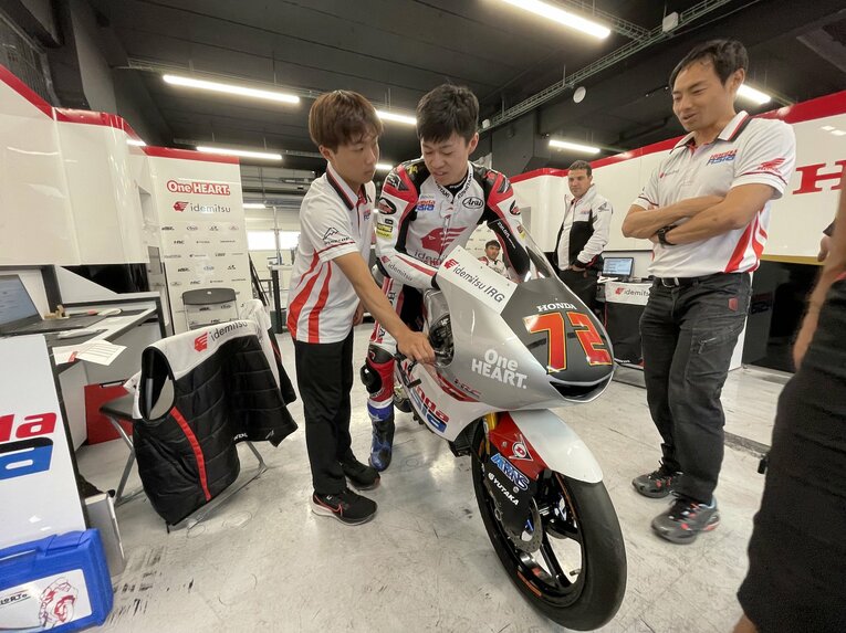 Moto3に参戦する古里太陽のマシンにまたがりアドバイスを送る小椋　photograph by Satoshi Endo