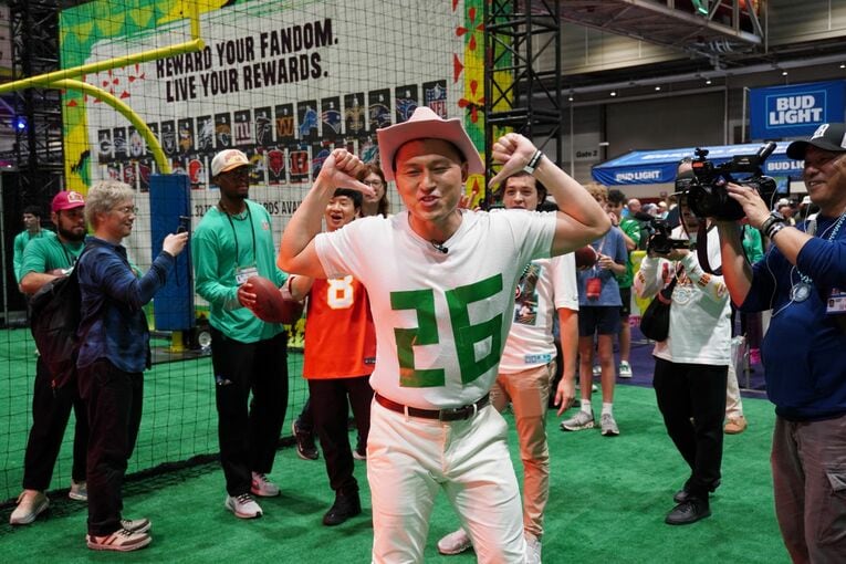 イーグルスのエースRBセイクワン・バークリーのジャージを着ていたことで難を逃れた春日　©︎Hiroshi Ichino