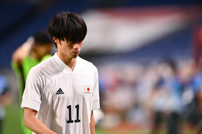 【歴代五輪代表メンバー】メダルを逃して肩を落とす三笘　©Takuya Kaneko/JMPA