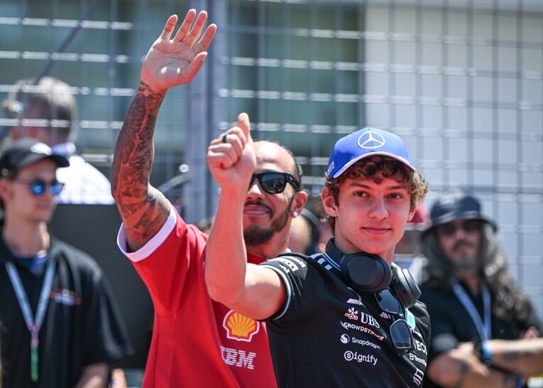 カナダGPでドライバーズパレードに参加するアントネッリ。後ろのハミルトンとはなんと22もの年齢差がある　©Getty Images