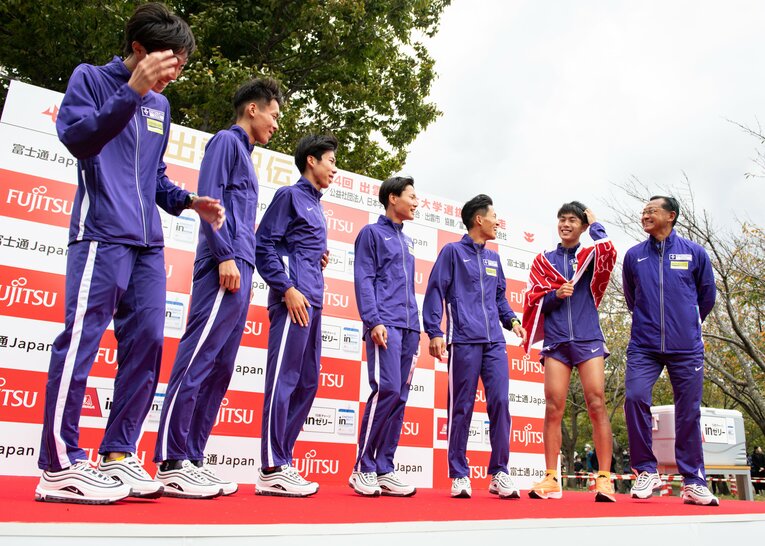 レース後の全区間の6人と監督　©Nanae Suzuki