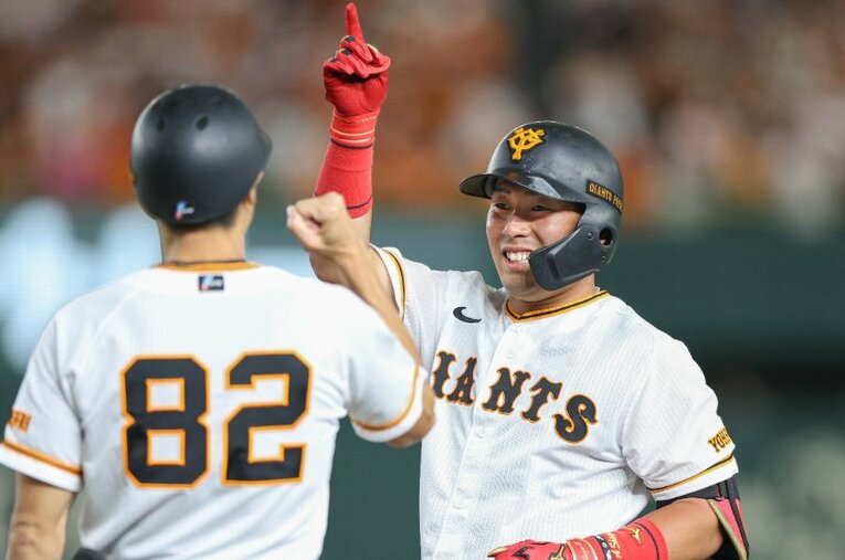 8月11日のDeNA戦、プロ初先発で初安打を放ち喜ぶ巨人・浅野翔吾。18日の広島戦では初本塁も記録した ／ photograph by JIJI PRESS