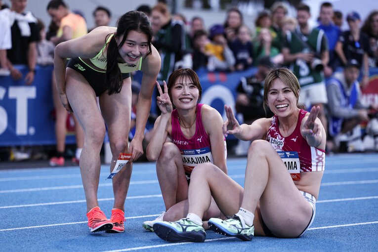 田中佑美（左）らとともに今春は海外のレースにも参戦した　©JIJI PRESS