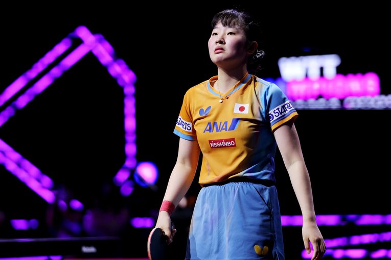 一方の張本は、浮かない表情を浮かべていた　©AFLO