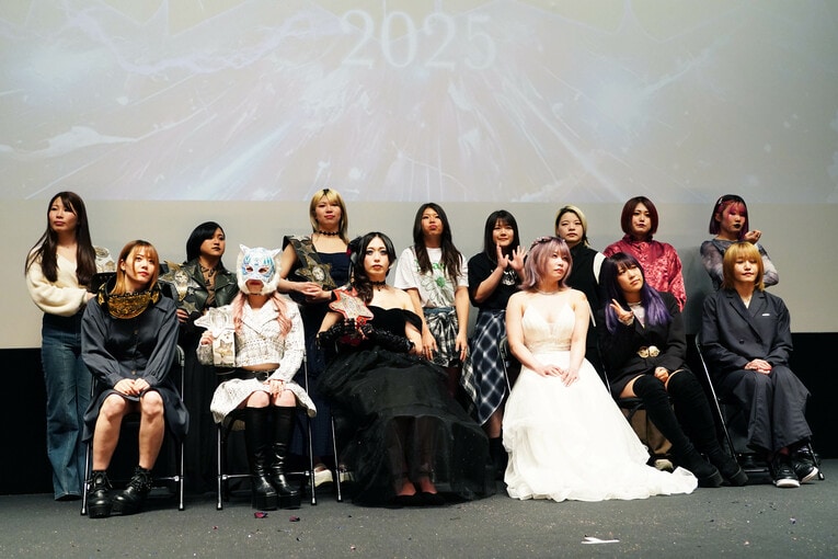 4.27横浜アリーナ大会の出場予定選手たちと記念写真に納まる上谷沙弥ら　©Essei Hara