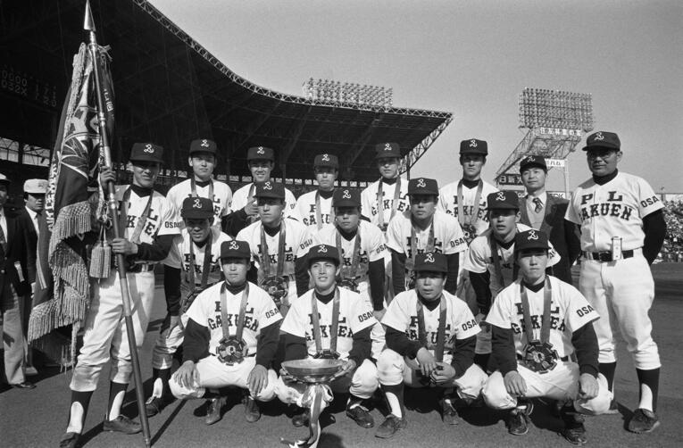 当時のPL学園のセンバツ優勝メンバー。左端で優勝旗を持つのが主将の立浪。野村（中腰でポーズをとる選手の右から２人目）、片岡（後列右から３人目）と豪華な顔ぶれだ　©︎JIJI PRESS