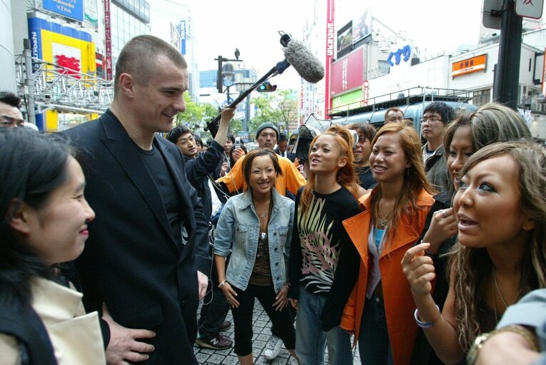 2004年、テレビ番組のロケで渋谷の若者たちと交流するミルコ　©Susumu Nagao