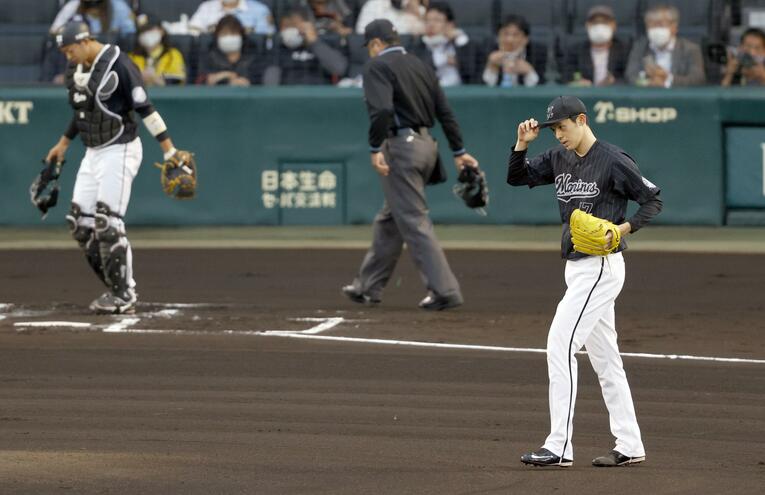 やや緊張の面持ちで甲子園のマウンドに上がる佐々木朗希　©KYODO