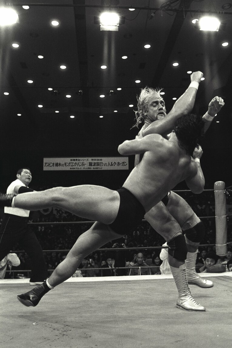 藤波辰爾にアックスボンバーを決めるハルク・ホーガン　©Essei Hara