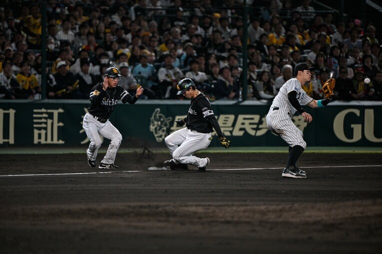 柳田のホームランが出た後、柳町はフェンス直撃のスリーベースヒットを放った　©Nanae Suzuki