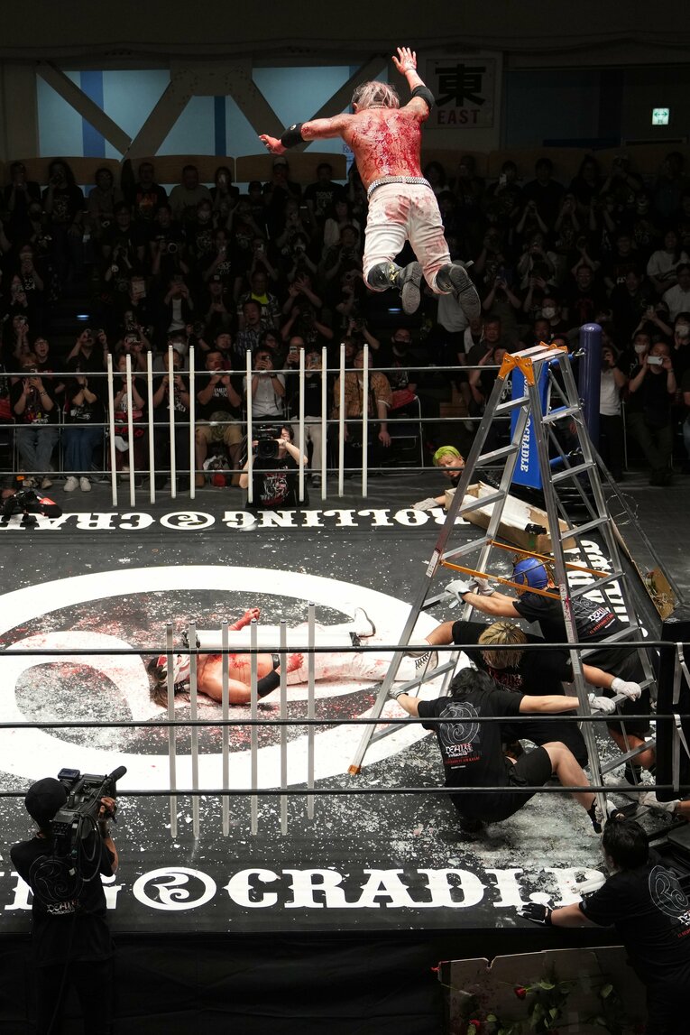 ラダーからパールハーバースプラッシュを放つ葛西純【スワイプするとその他の写真もご覧になれます／全55枚】 ©Masashi Hara