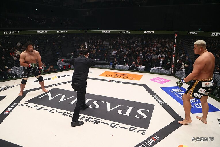 貴賢神のデビュー戦はケージ（金網）での試合となった　©RIZIN FF