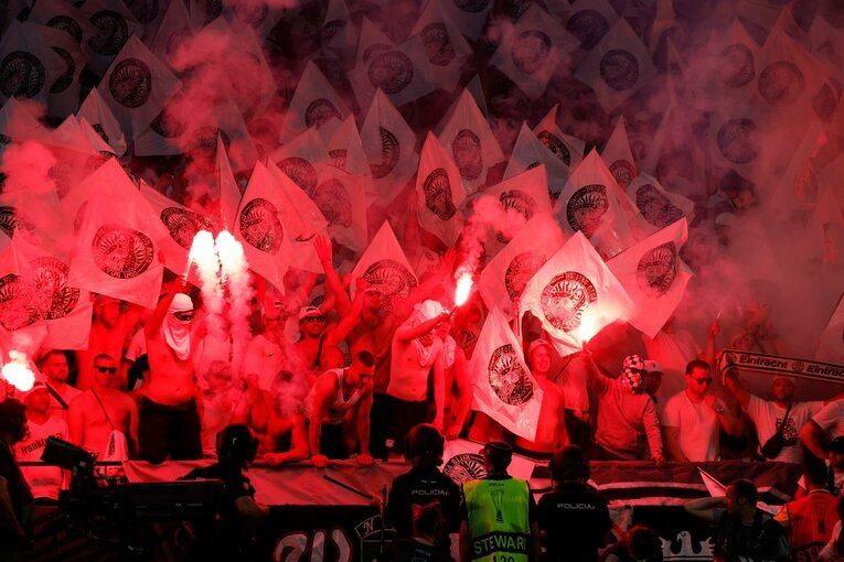 鎌田大地の号泣と“日の丸スパイク”に思い出す4年前の「カタールW杯には絶対出たいですよ」 長谷部誠とのEL優勝写真に“秘められた熱量”とは(59)