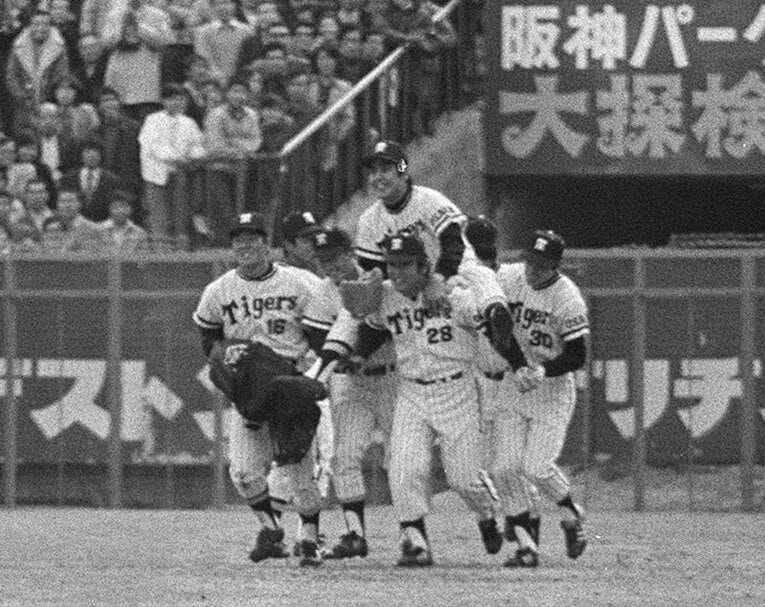 1973年の引退試合。江夏豊らの肩車に乗って登場する村山実　©JIJI PRESS