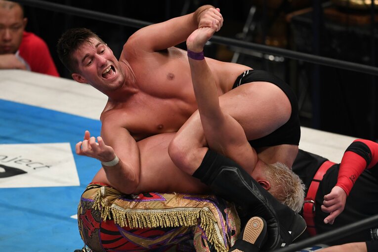 しばしばフィニッシュに採用される変型腕極め卍固めには、複数のバリエーションがある