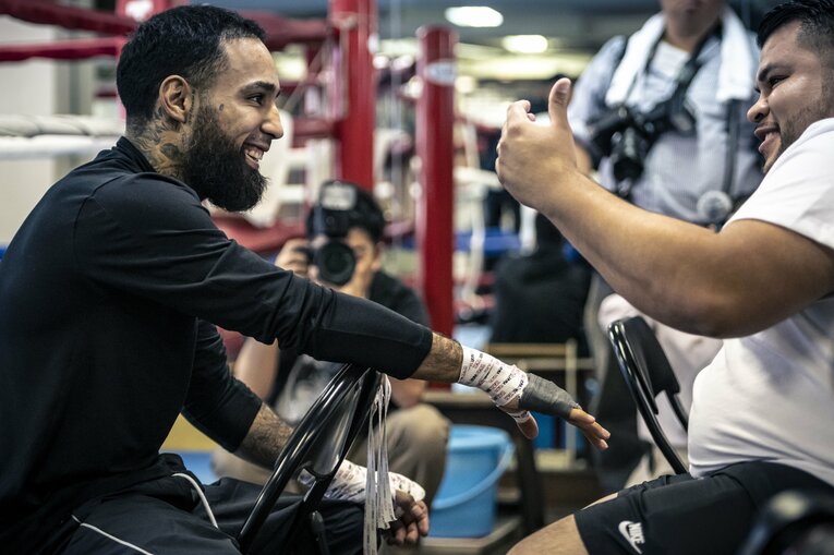 トレーナーとの会話で笑顔を見せるネリ　©Takuya Sugiyama