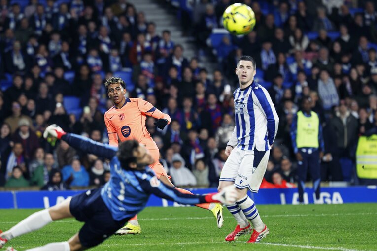 ヤマルの鋭いシュートをレミーロが防ぐ（写真は続きます）　©Daisuke Nakashima