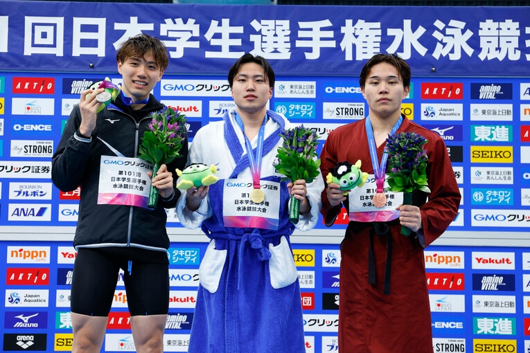 今年9月の日本インカレ100m平泳ぎで2位に入った東大の松本恭太郎（左）　©Soma Suzuki/photo kishimoto
