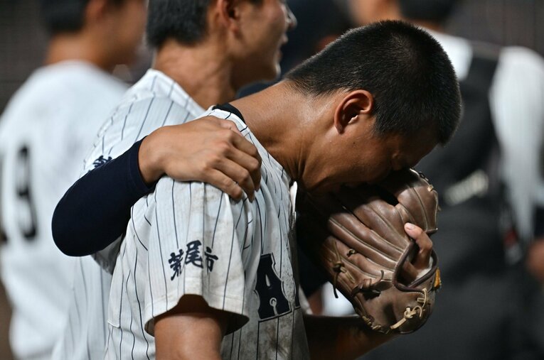 準々決勝後、涙にくれた有明ナインだったが、熊本のために懸命にプレーした ／ photograph by Hideki Sugiyama