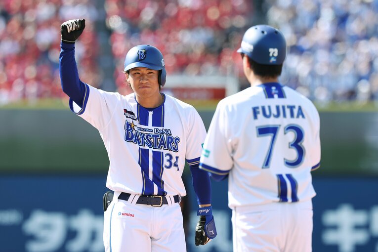 宮下のプロ初安打を祝福する藤田コーチ　©JIJI PRESS