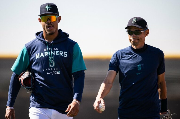 今シーズン前、マリナーズのスプリングキャンプで毎日キャッチボールをかわしていたイチローとフリオ・ロドリゲス（左） ／ photograph by Nanae Suzuki