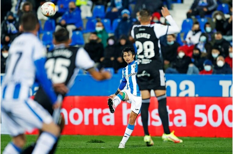 柴崎岳vs岡崎慎司が《ユニフォームを引っ張ってバチバチ》 撮影カメラマンが凍えそうな雨中で捉えた“熱いバトル”の瞬間(30)