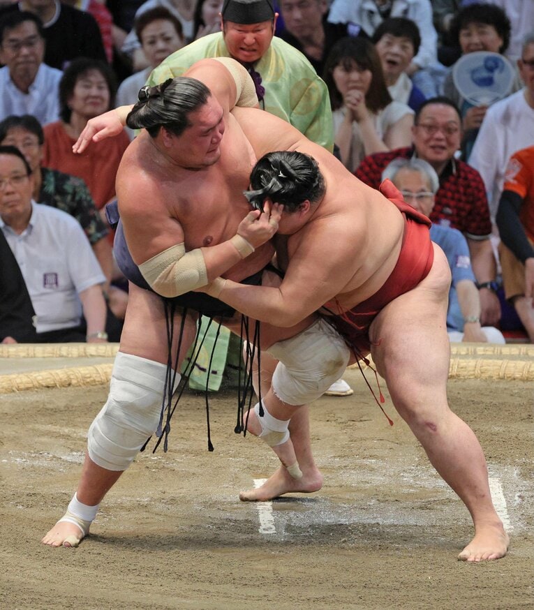 名古屋場所の千秋楽。優勝決定戦で隆の勝（右）を攻める照ノ富士。寄り切りで下し、優勝を決める　©JIJI PRESS