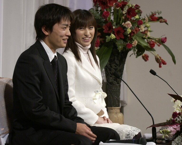 2005年12月、仲根かすみとの入籍会見　©Sankei Shimbun