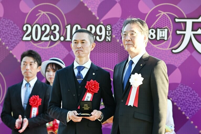 イクイノックスを管理する木村哲也調教師（左）　©Keiji Ishikawa