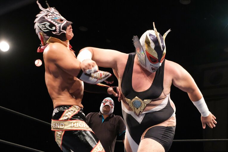 “糸満の人間魚雷”ウルトラソーキ（右）。団体生え抜きのうちなんちゅレスラーでもある