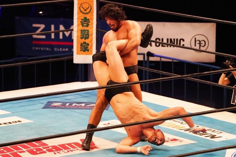 ゲイブリエル・キッドをボストンクラブに持っていく辻陽太　©Essei Hara