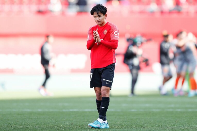 久保建英が“不可解判定”に怒った！ ラフプレーに抗議→イエローも…「バモス！クボ」とファンが信頼する理由〈撮影者の視点〉(55)